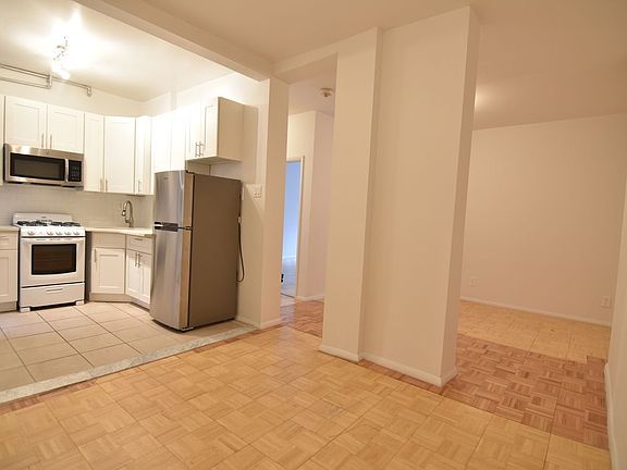 3rd image of 2 Pinehurst Ave APT C1