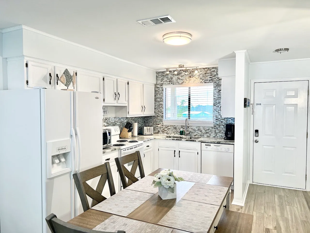930 W Beach Blvd — Photo 2