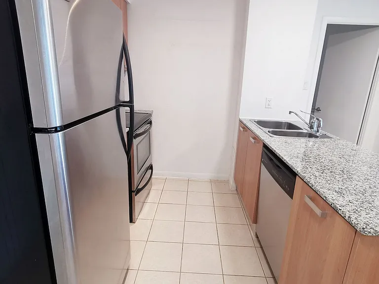 37 Grosvenor St #3308 — Photo 11