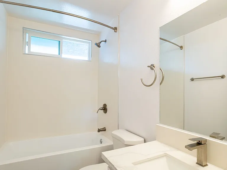 110 S Sweetzer Ave — Photo 46
