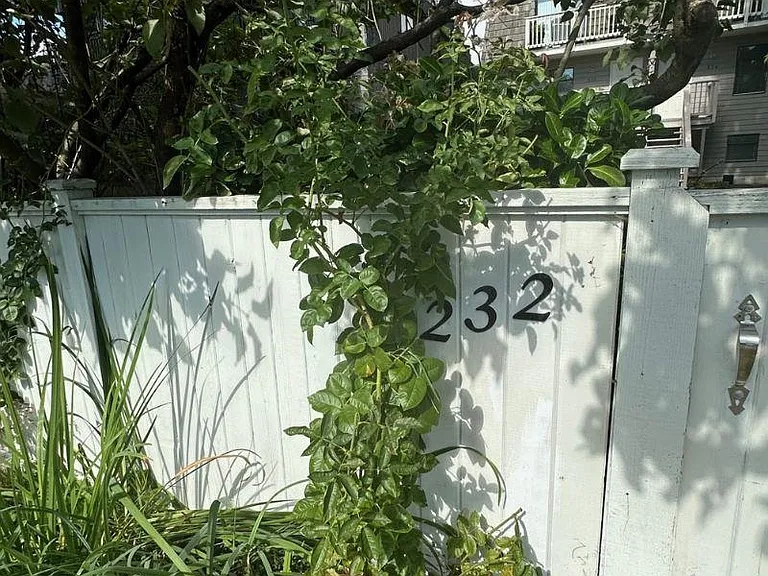 232 A E 17th St — Photo 2