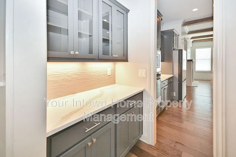 4 bed, 3.5 bath, 2626 sqft, $4,200 — Photo 4