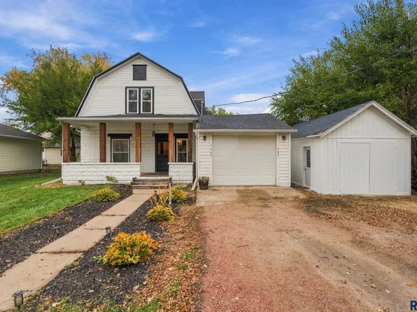 303 E 2nd St, Chester, SD 57016