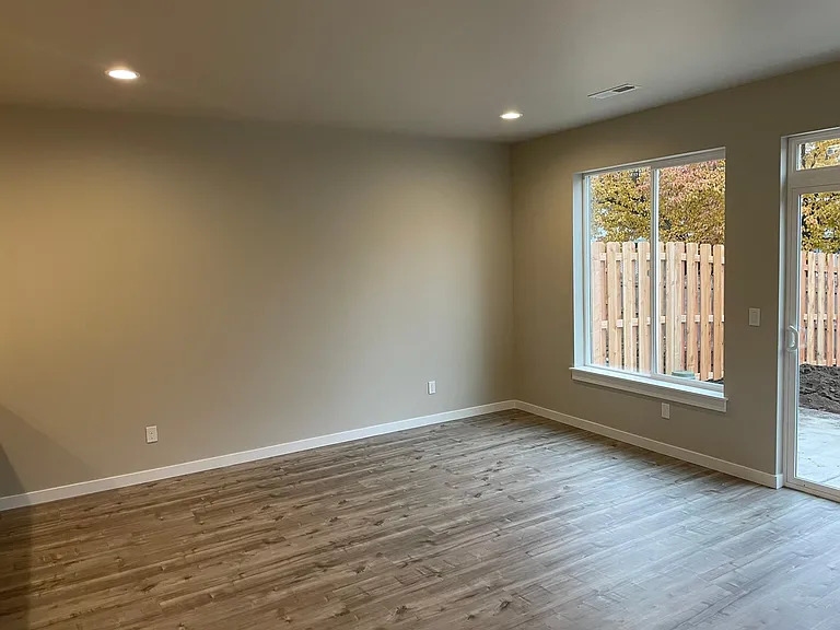 1556 NE 8th St — Photo 5