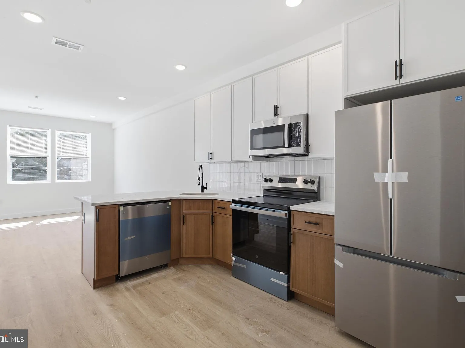 3 bed, $1,900 — Photo 1