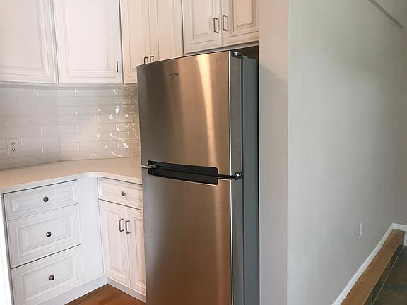4th image of 184 Tahiti St #B