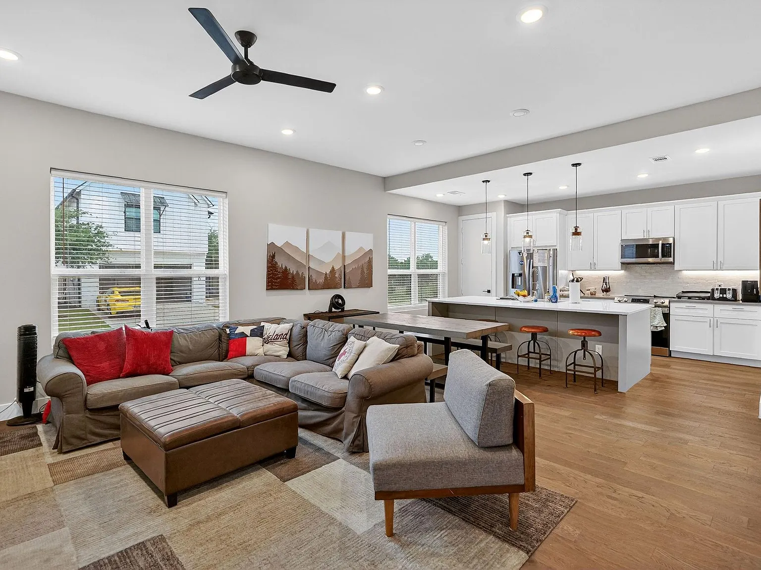4 bed, 4.5 bath, 2101 sqft, $3,800 — Photo 3