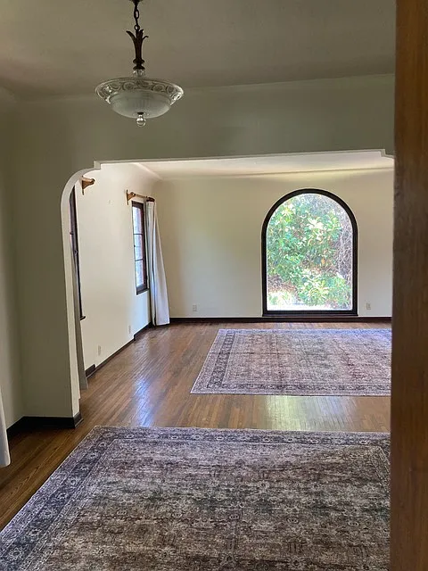 3 bed, 950 sqft, $3,300 — Photo 2
