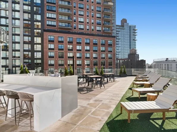 27-19 Thomson Avenue image 10 of 14