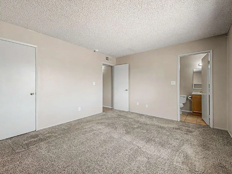 2521 N 49th Ave — Photo 19