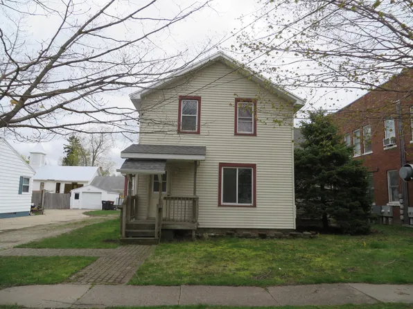 120 N Lake St SE, Caledonia, MI 49316