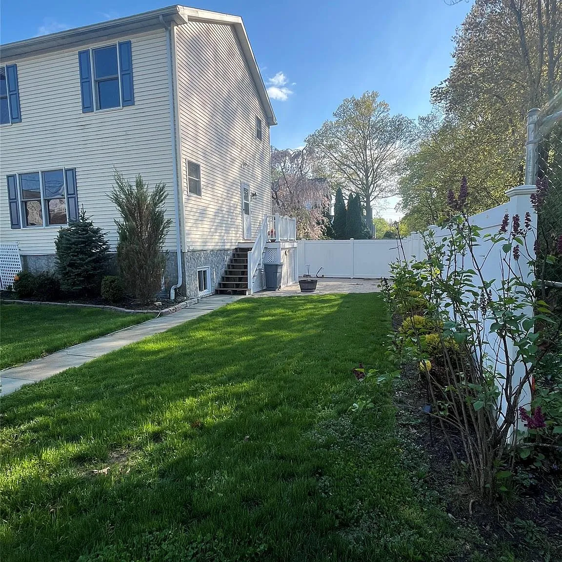 3 bed, 2.5 bath, 1420 sqft, $6,400 — Photo 3