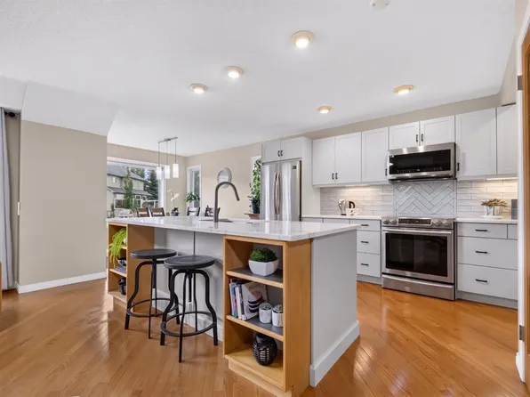 125 SW Coverton Cir NE, Calgary, AB T3K 4R7