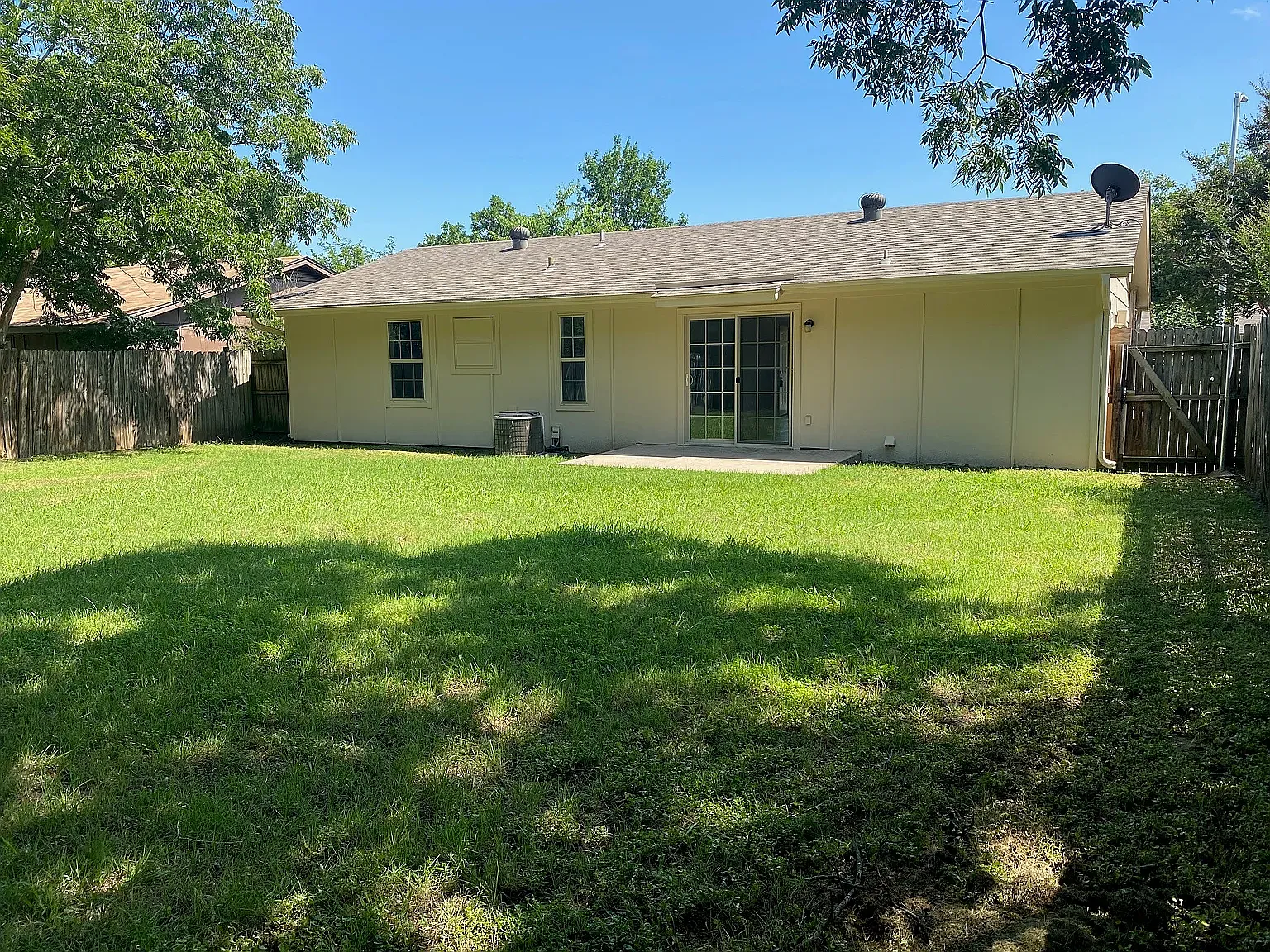 4 bed, 1.5 bath, 1296 sqft, $1,795 — Photo 2