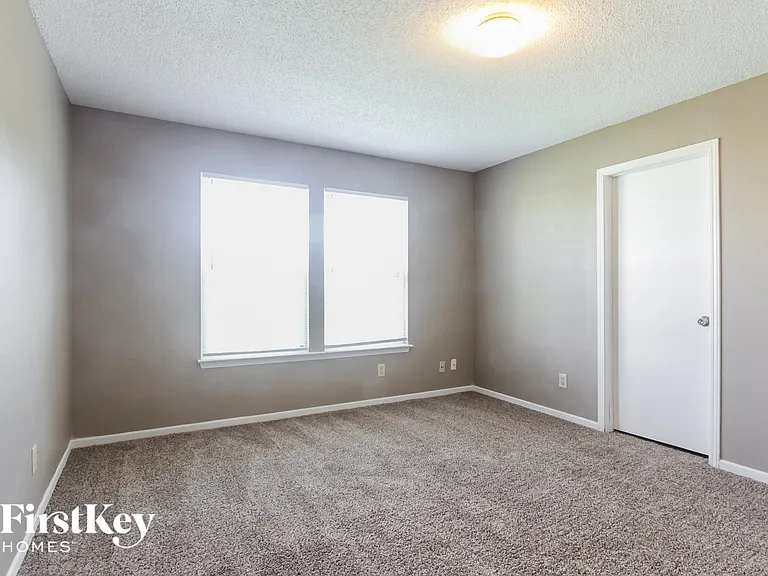 1861 Southernwood Ln — Photo 7