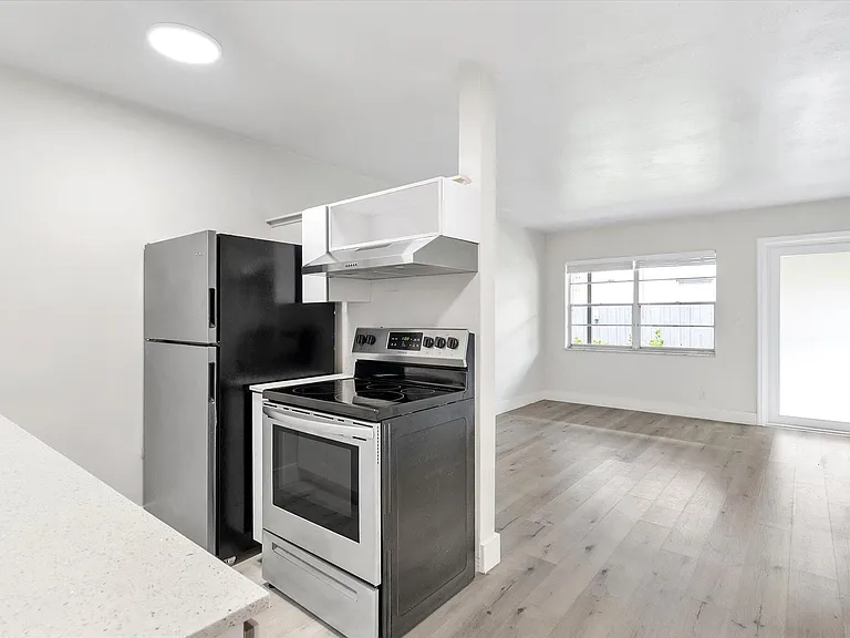 1638 Plunkett St #2 — Photo 16
