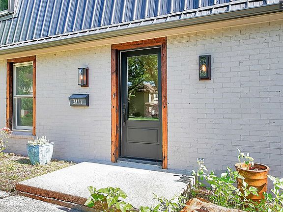 2nd image of 2111 Melrose Ln