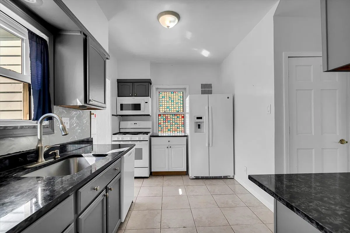4 bed, 1874 sqft, $1,950 — Photo 2