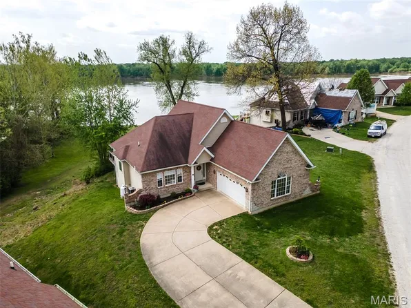25 Brickyard Dr, Golden Eagle, IL 62036