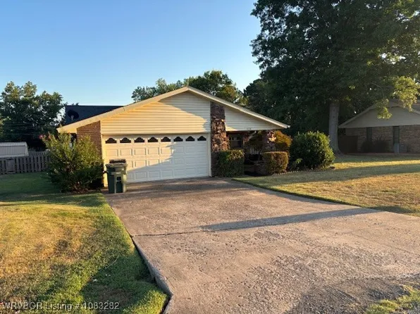 1408 Lessley Ln, Sallisaw, OK 74955