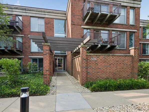 381 Kelburn Rd APT 214, Deerfield, IL 60015