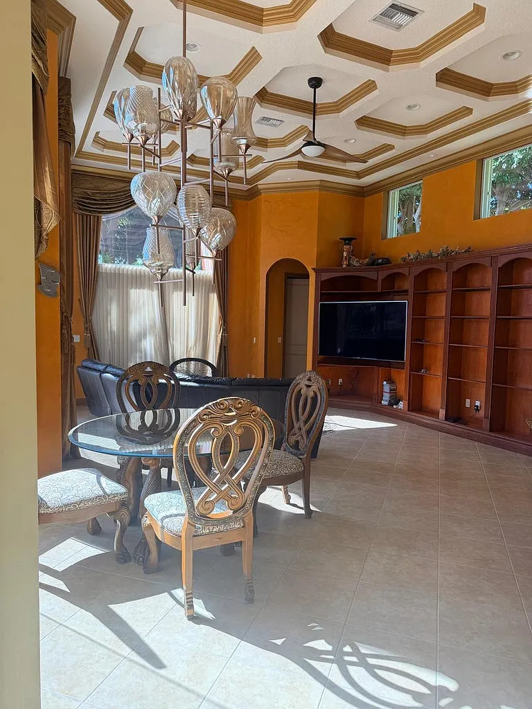 5 bed, 4034 sqft, $6,000 — Photo 1