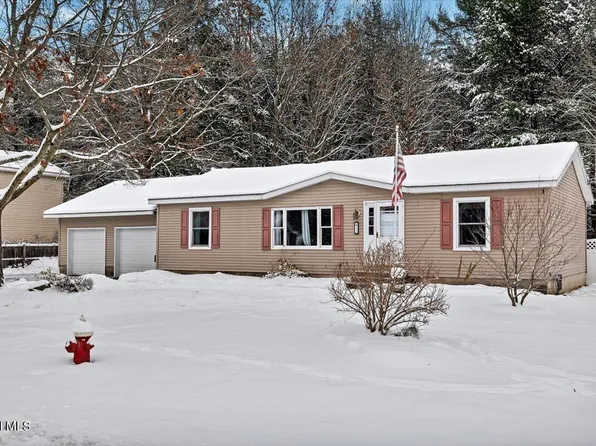 32 Pinewood Road, Queensbury, NY 12804