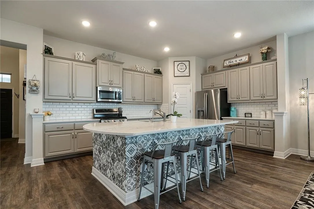 4 bed, 3.0 bath, 2638 sqft, $2,700 — Photo 2