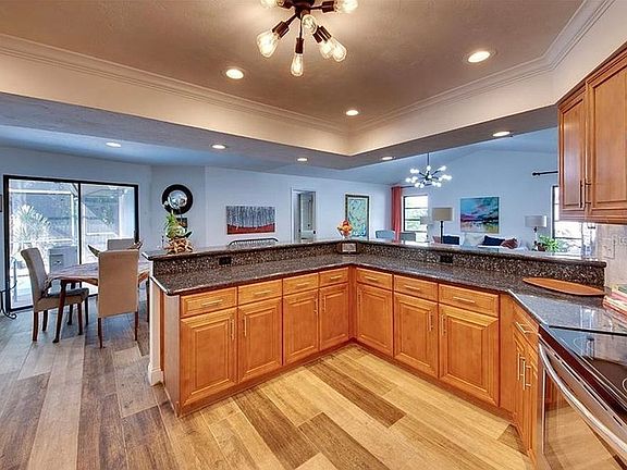 5th image of 1087 Hoover Cir