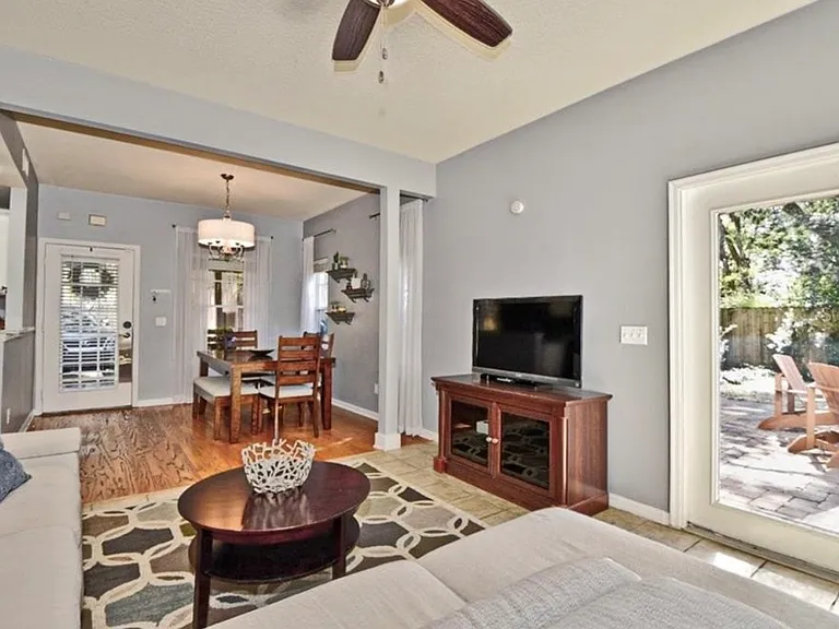 1042 N Hampton Ave — Photo 6