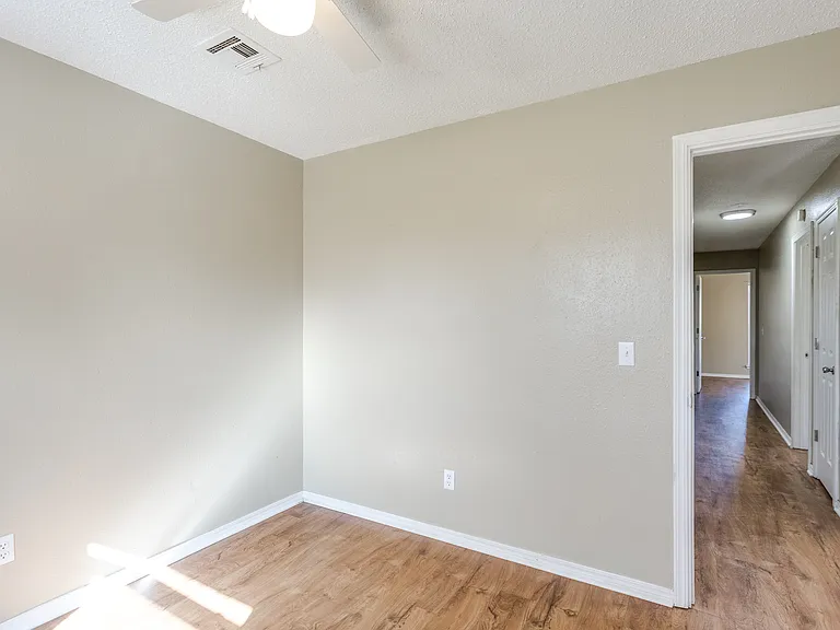 645 Lloyd Ave — Photo 18