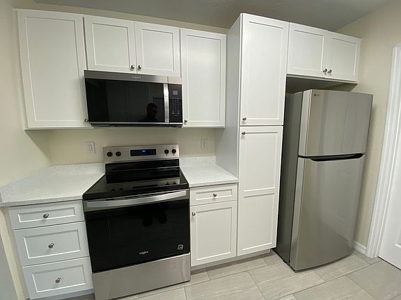 3rd image of 640 Poinsettia Dr