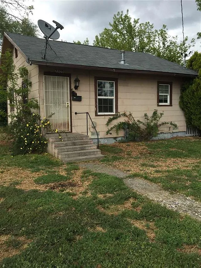 2205 Applegate Ave photo 1