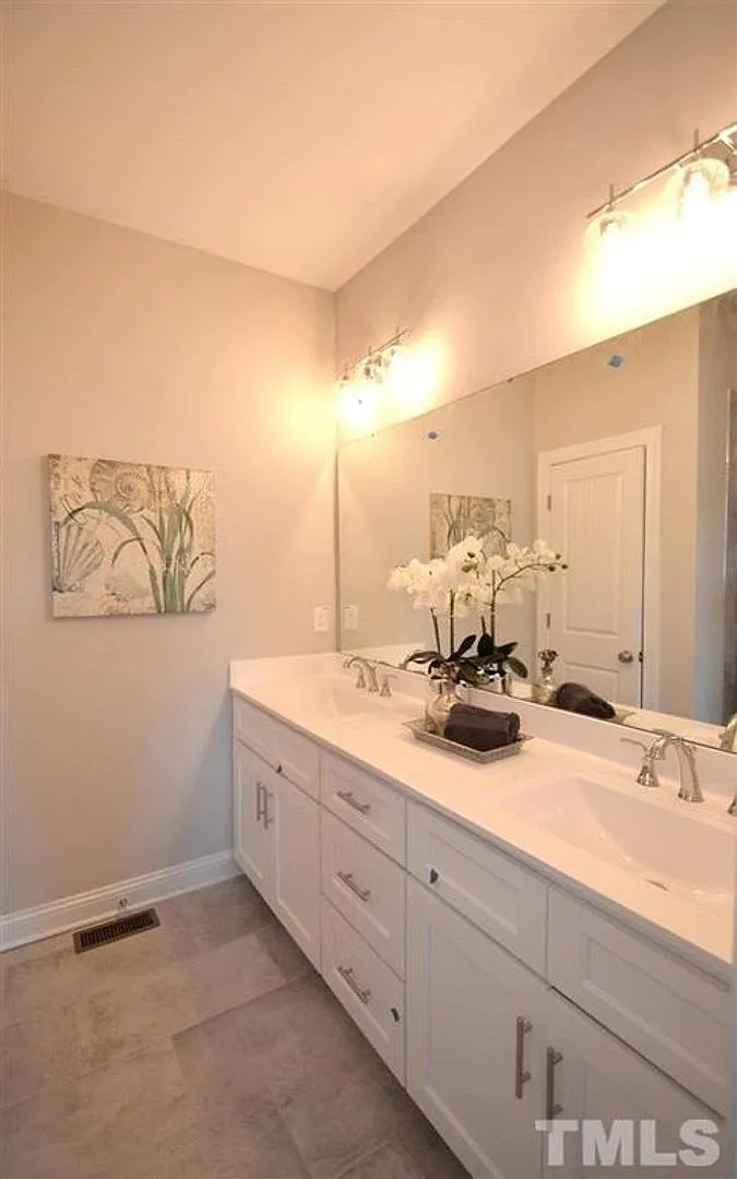 Room in 4 Bedroom Townhome at Philip's Square — Photo 4