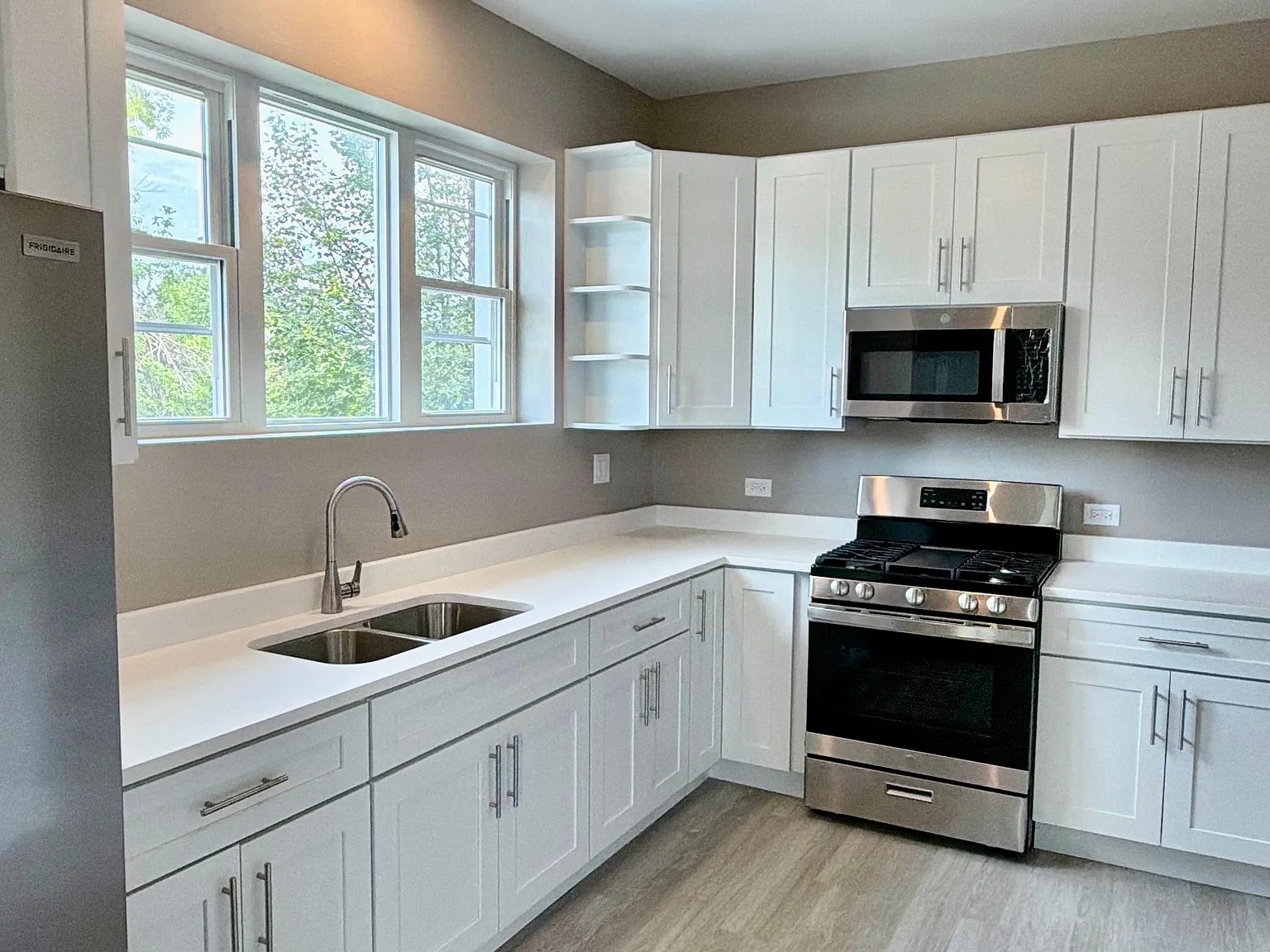 3 bed, 1100 sqft, $1,985 — Photo 1