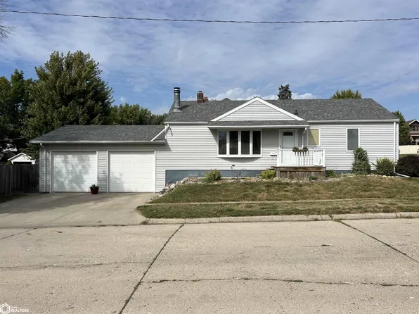 602 W 14th St, Carroll, IA 51401