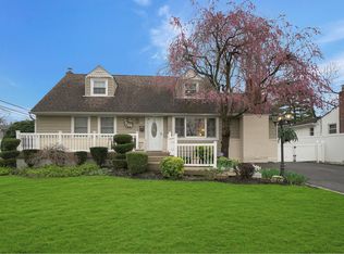 27 Crocus Ln, Commack, NY 11725