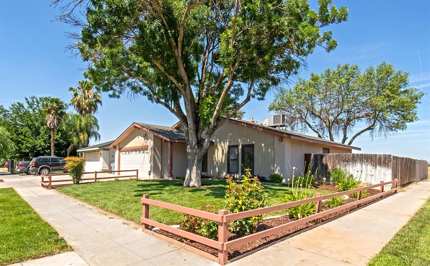 2245 S Winery Ave photo 1