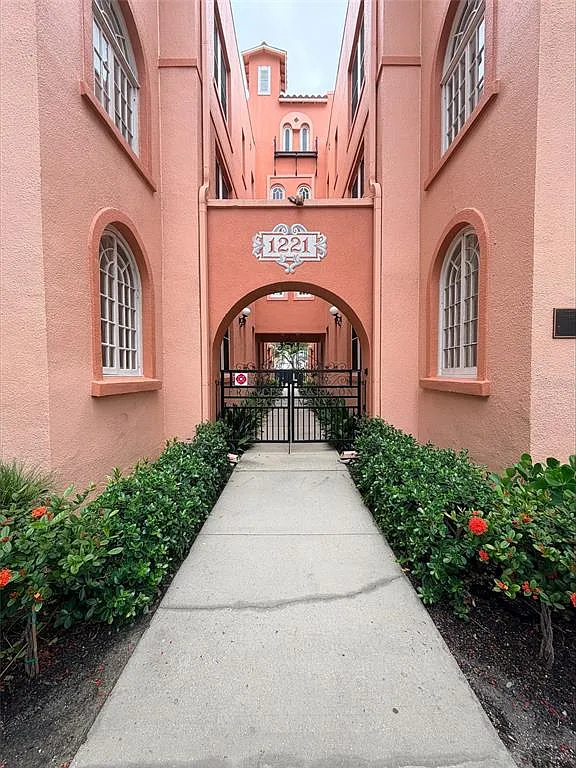 1221 N Palm Ave — Photo 1