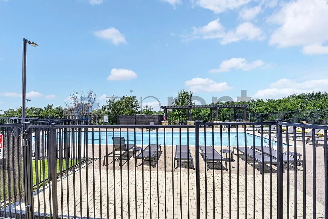 4 bed, 2583 sqft, $2,640 — Photo 3