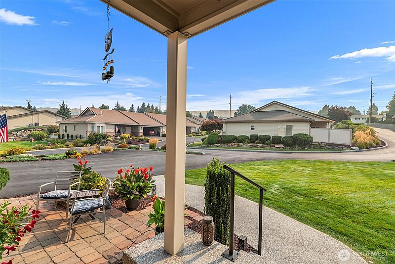 4th image of 1380 Eastmont Avenue #1001