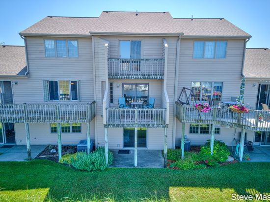 1406 E Harbour Towne Cir, Muskegon, MI 49441