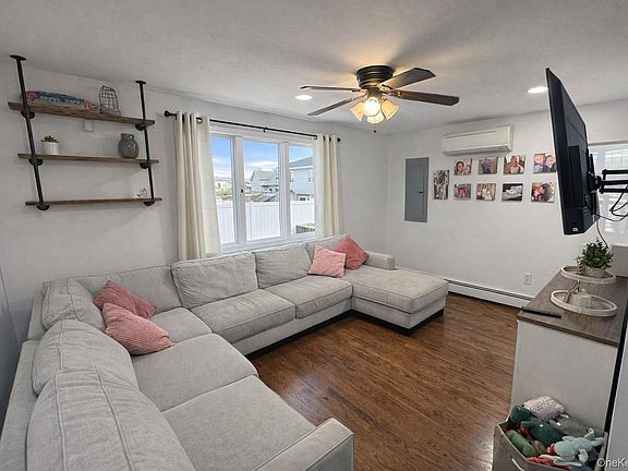 3rd image of 611 West Road