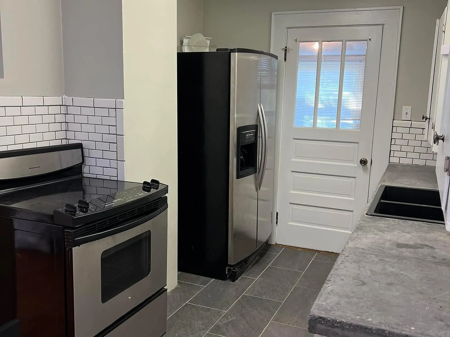 2 bed, 750 sqft, $1,200 — Photo 3