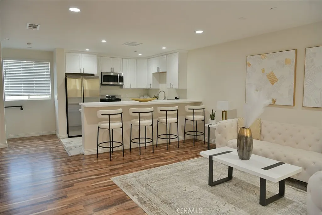 3 bed, 1795 sqft, $5,550 — Photo 2