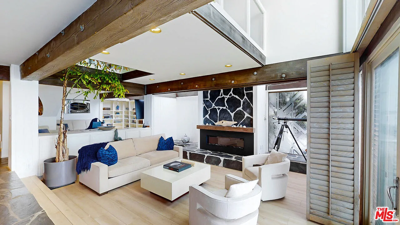 3 bed, 4.0 bath, 2968 sqft, $30,000 — Photo 2