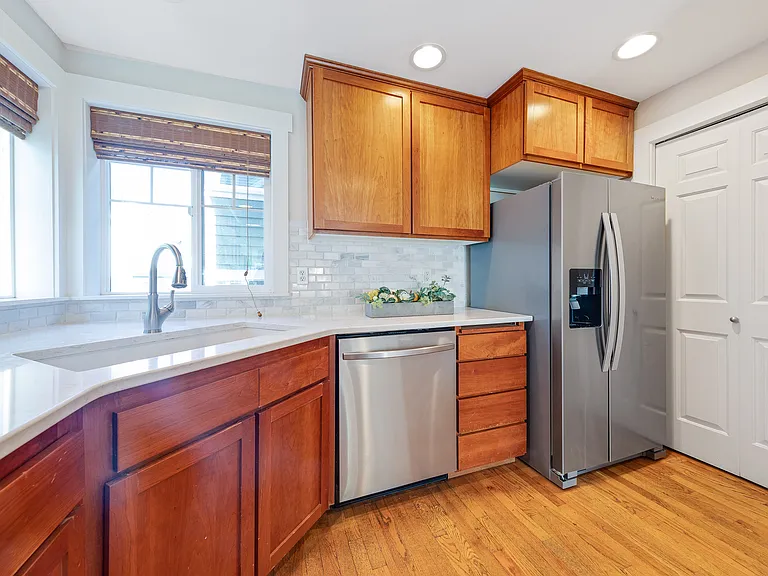 1022B Taylor Ave N — Photo 3