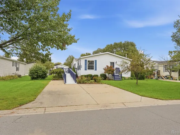 5486 Spring Creek Dr, Howell, MI 48843