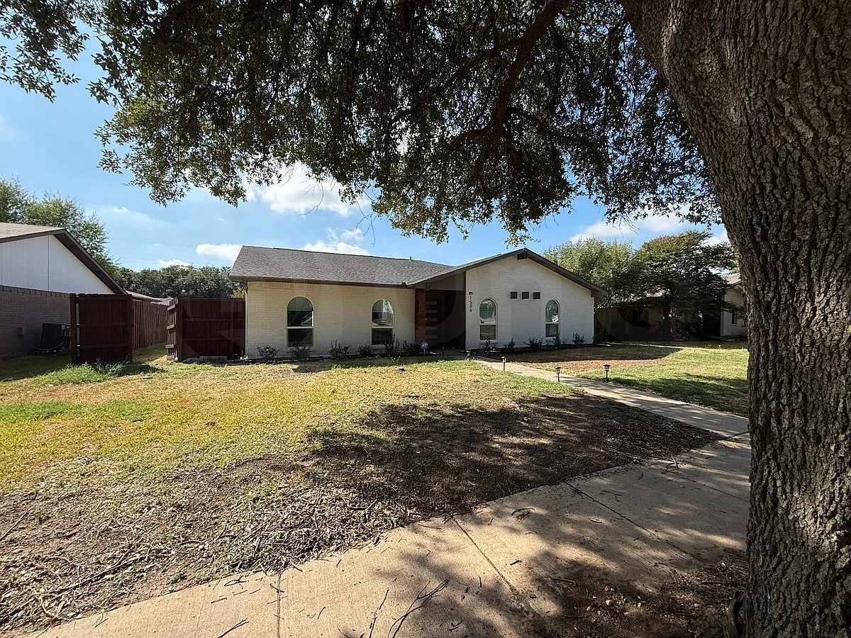 4 bed, 2.0 bath, 2273 sqft, $3,100 — Photo 2