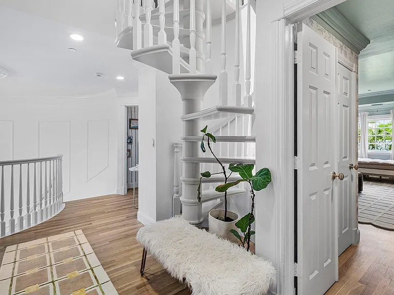 477 NE Spanish Ct — Photo 53